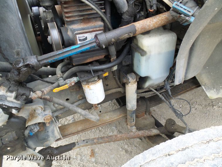 image for item DC2840 2004 International PC015  shuttle bus