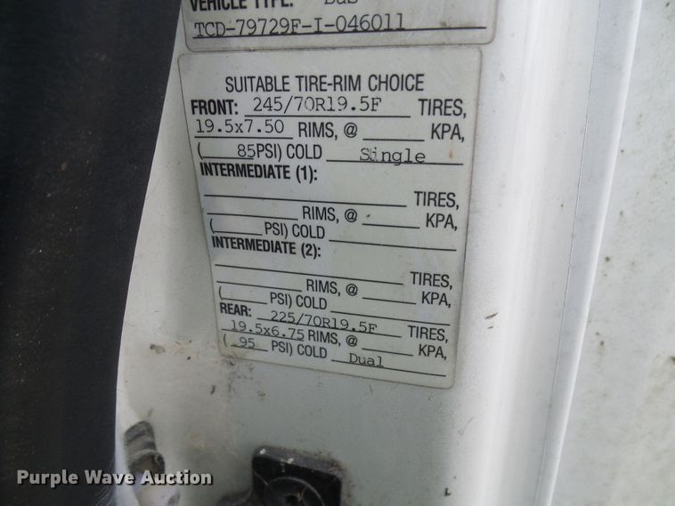 image for item DC2840 2004 International PC015  shuttle bus