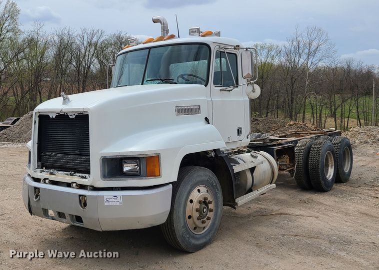 image for item DH5865 1990 Mack CH613  truck cab and chassis