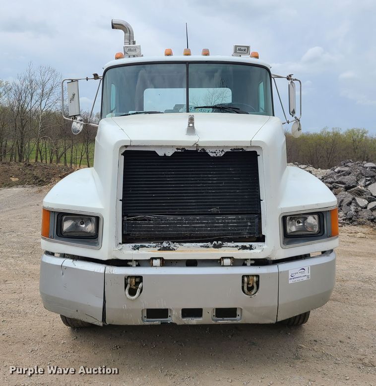 image for item DH5865 1990 Mack CH613  truck cab and chassis