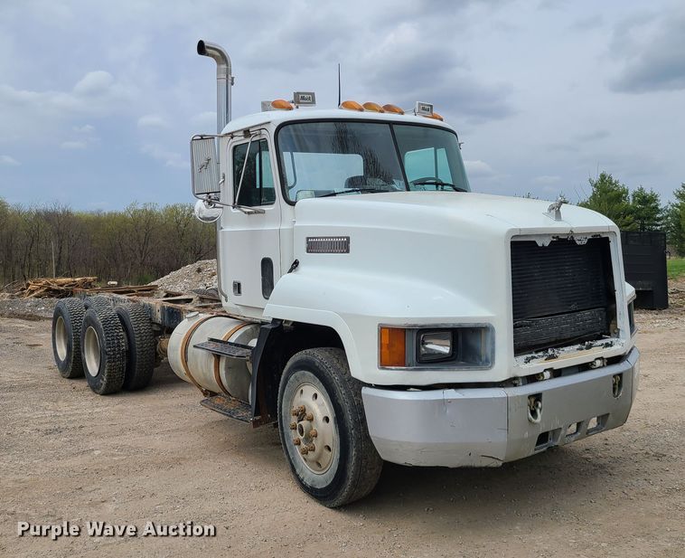 image for item DH5865 1990 Mack CH613  truck cab and chassis
