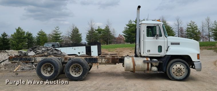 image for item DH5865 1990 Mack CH613  truck cab and chassis