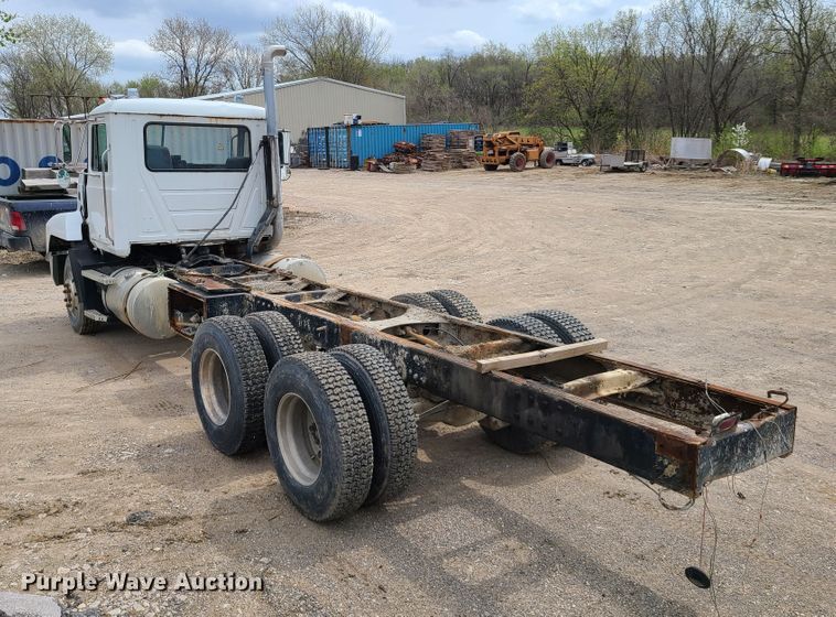 image for item DH5865 1990 Mack CH613  truck cab and chassis