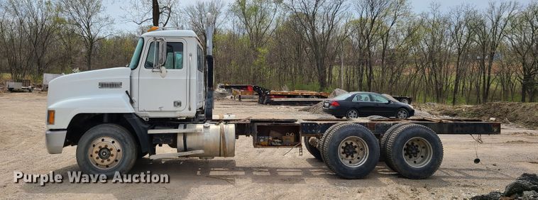 image for item DH5865 1990 Mack CH613  truck cab and chassis