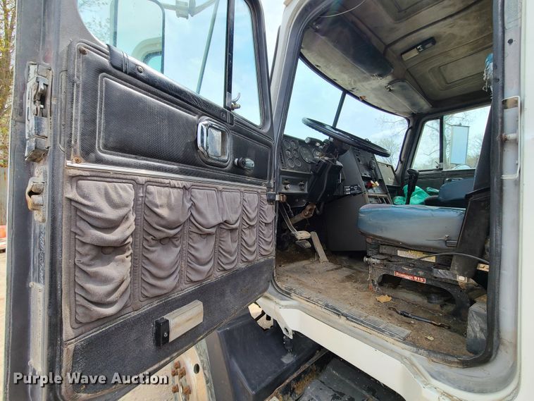 image for item DH5865 1990 Mack CH613  truck cab and chassis