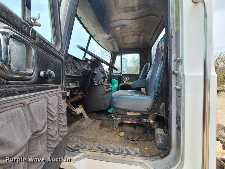 image for item DH5865 1990 Mack CH613  truck cab and chassis