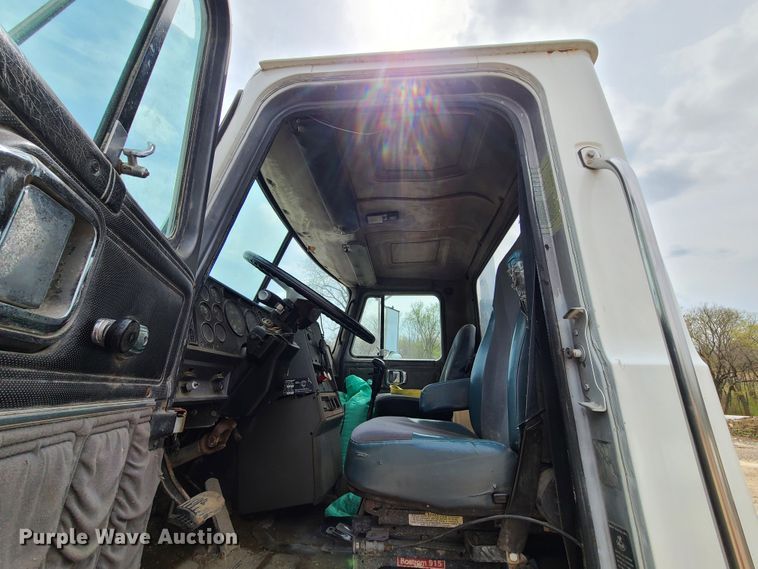 image for item DH5865 1990 Mack CH613  truck cab and chassis