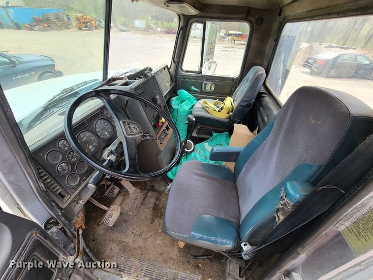 image for item DH5865 1990 Mack CH613  truck cab and chassis