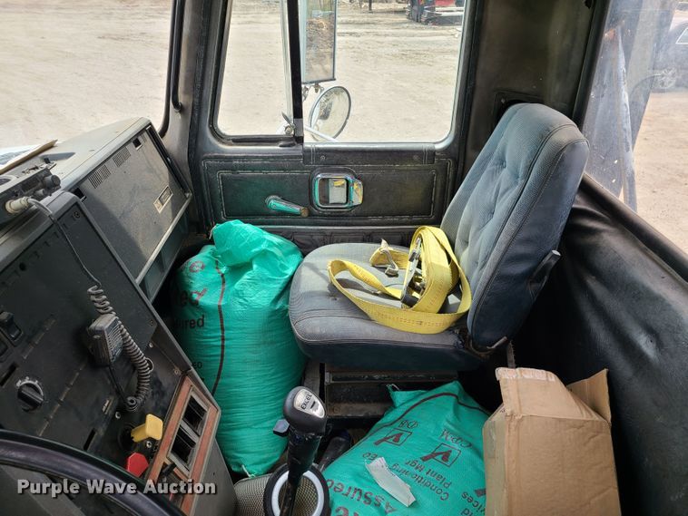 image for item DH5865 1990 Mack CH613  truck cab and chassis