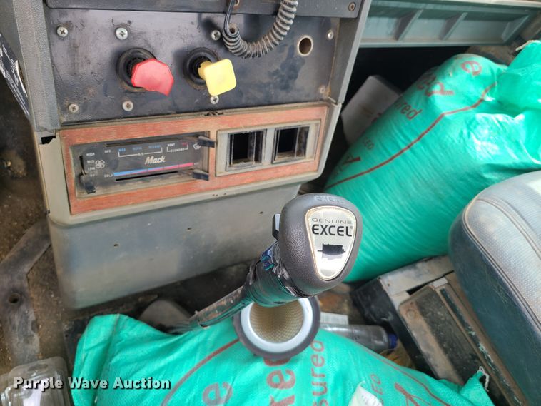 image for item DH5865 1990 Mack CH613  truck cab and chassis