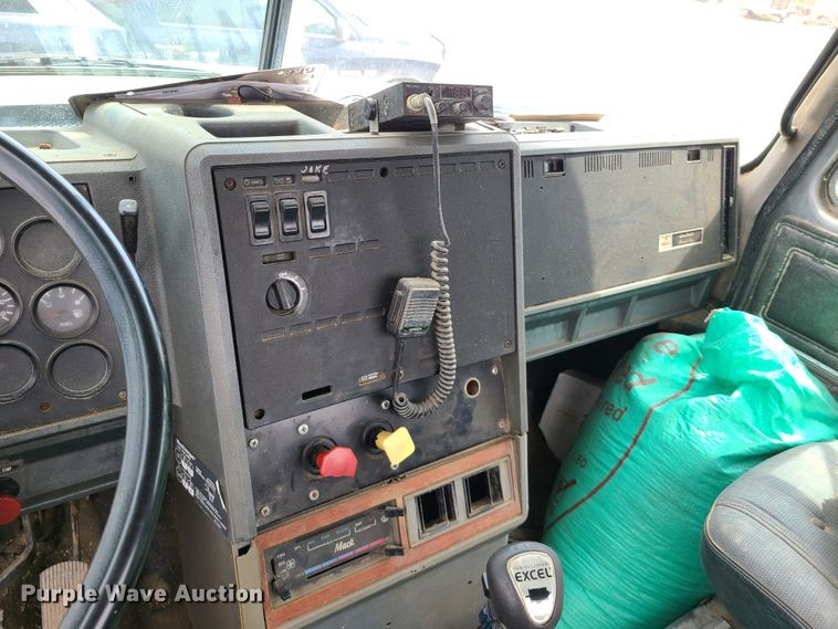 image for item DH5865 1990 Mack CH613  truck cab and chassis