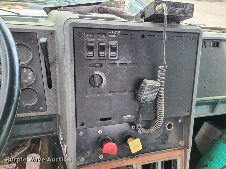 image for item DH5865 1990 Mack CH613  truck cab and chassis