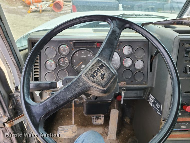 image for item DH5865 1990 Mack CH613  truck cab and chassis