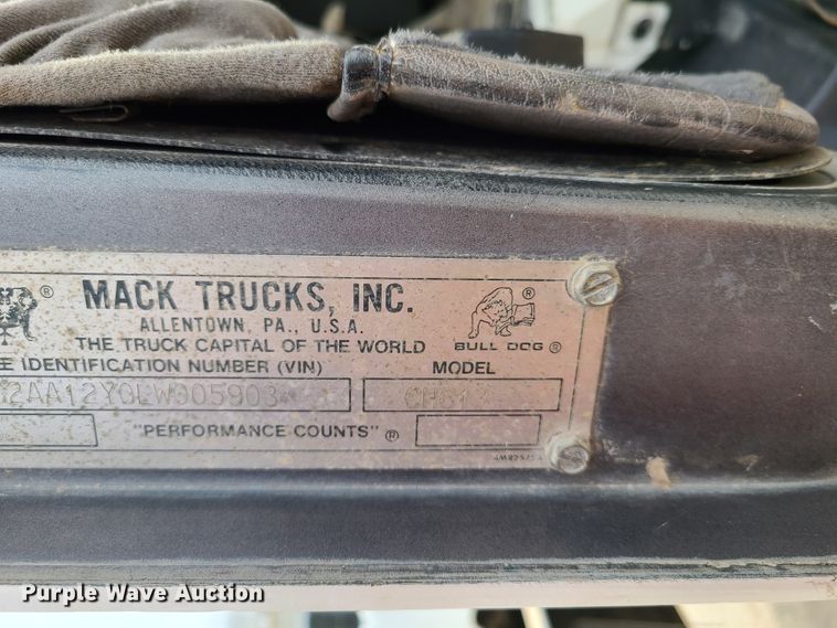 image for item DH5865 1990 Mack CH613  truck cab and chassis