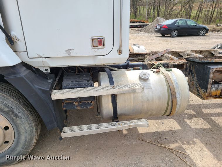 image for item DH5865 1990 Mack CH613  truck cab and chassis