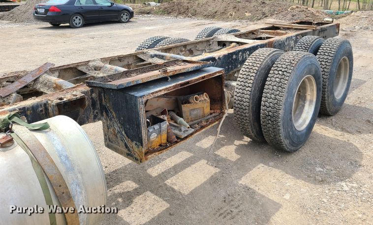 image for item DH5865 1990 Mack CH613  truck cab and chassis