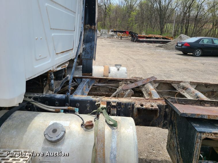 image for item DH5865 1990 Mack CH613  truck cab and chassis