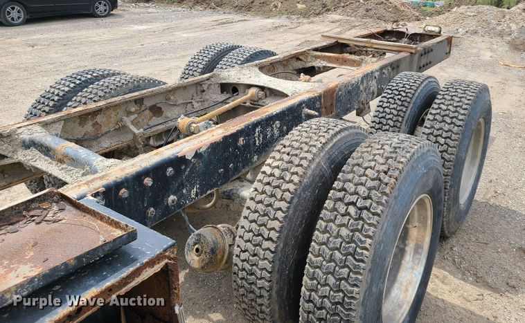 image for item DH5865 1990 Mack CH613  truck cab and chassis