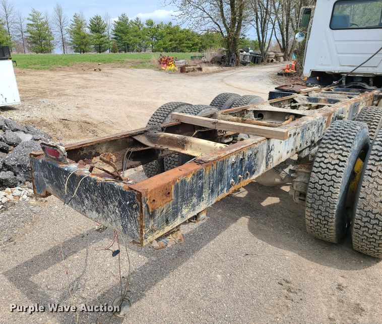 image for item DH5865 1990 Mack CH613  truck cab and chassis