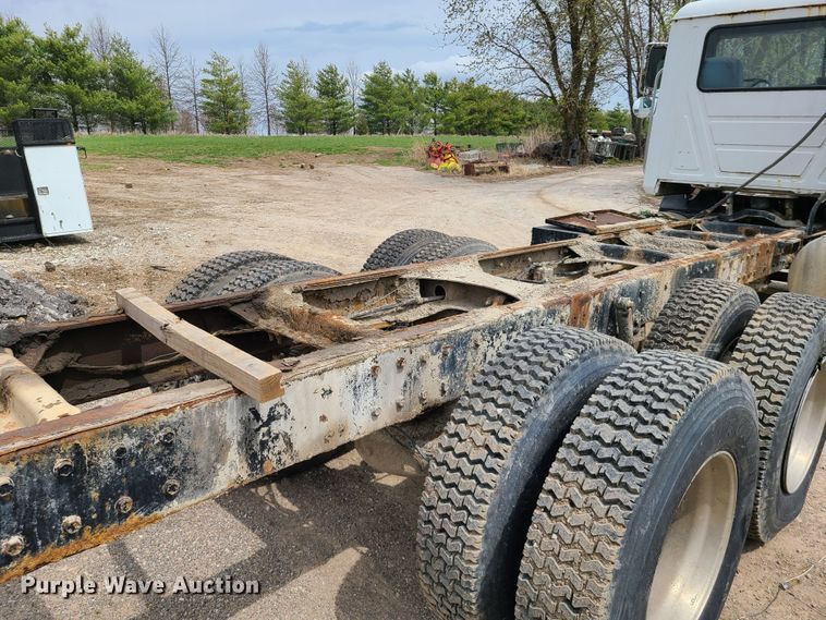 image for item DH5865 1990 Mack CH613  truck cab and chassis