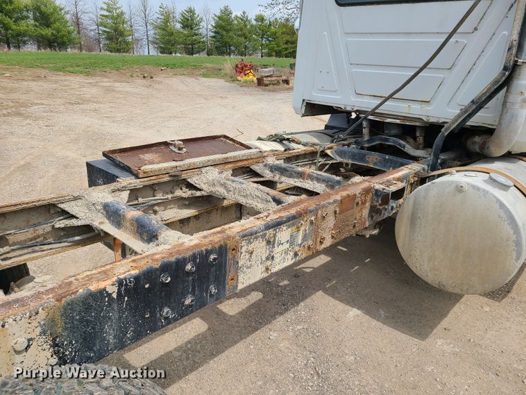 image for item DH5865 1990 Mack CH613  truck cab and chassis