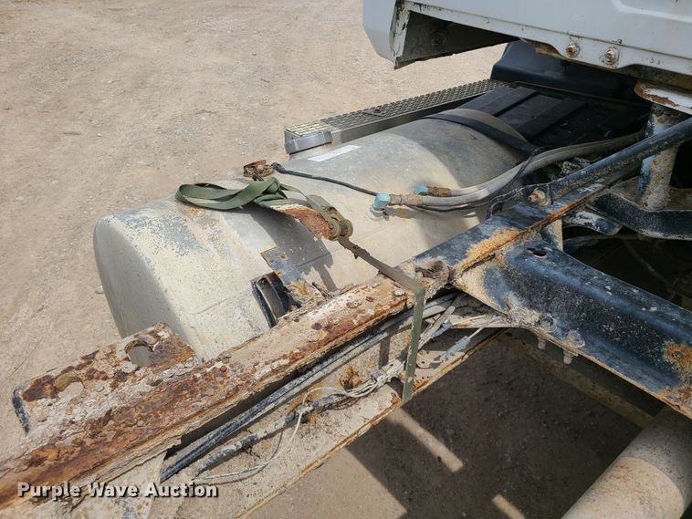 image for item DH5865 1990 Mack CH613  truck cab and chassis