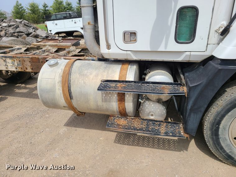 image for item DH5865 1990 Mack CH613  truck cab and chassis