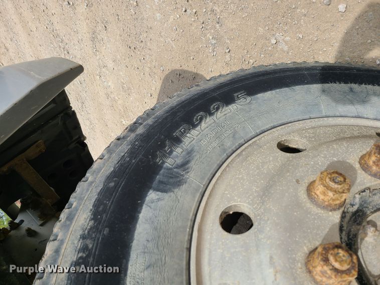 image for item DH5865 1990 Mack CH613  truck cab and chassis