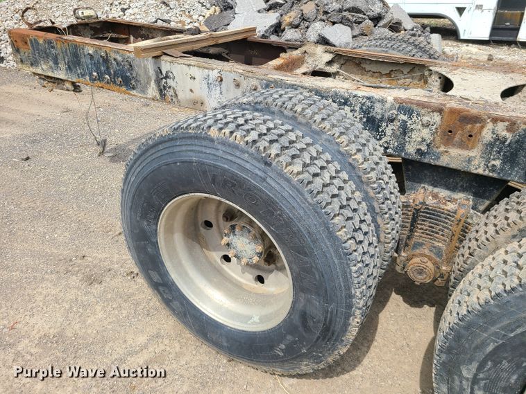 image for item DH5865 1990 Mack CH613  truck cab and chassis