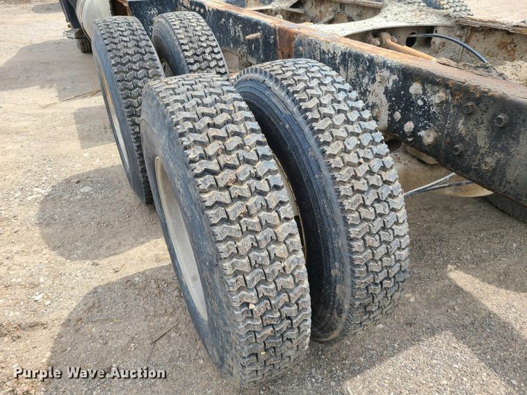 image for item DH5865 1990 Mack CH613  truck cab and chassis