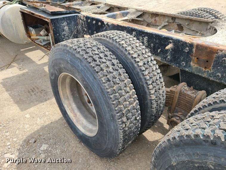 image for item DH5865 1990 Mack CH613  truck cab and chassis