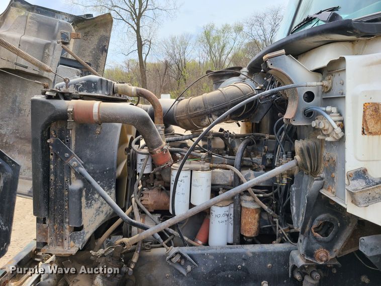 image for item DH5865 1990 Mack CH613  truck cab and chassis