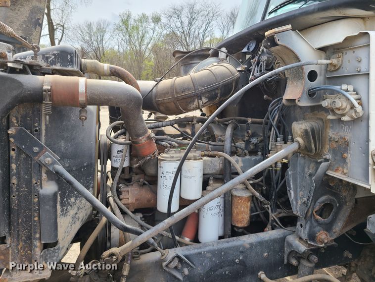 image for item DH5865 1990 Mack CH613  truck cab and chassis