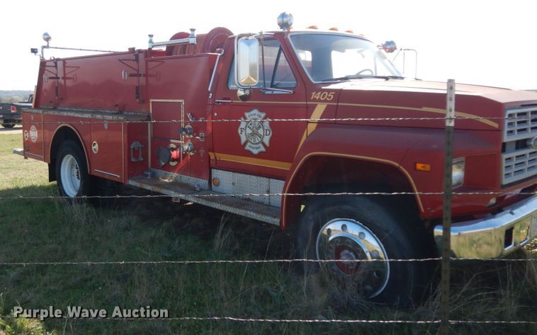 image for item DM2890 1985 Ford F800  pumper fire truck