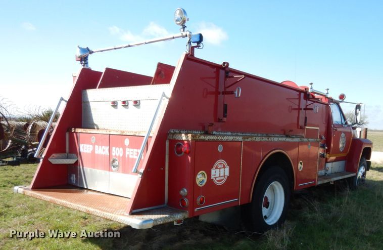 image for item DM2890 1985 Ford F800  pumper fire truck