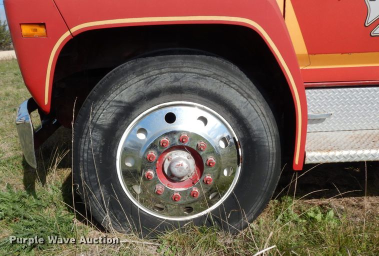 image for item DM2890 1985 Ford F800  pumper fire truck