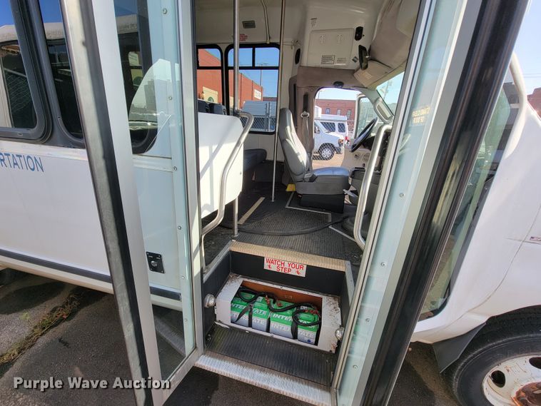 image for item FL9158 2008 Ford E450  shuttle bus