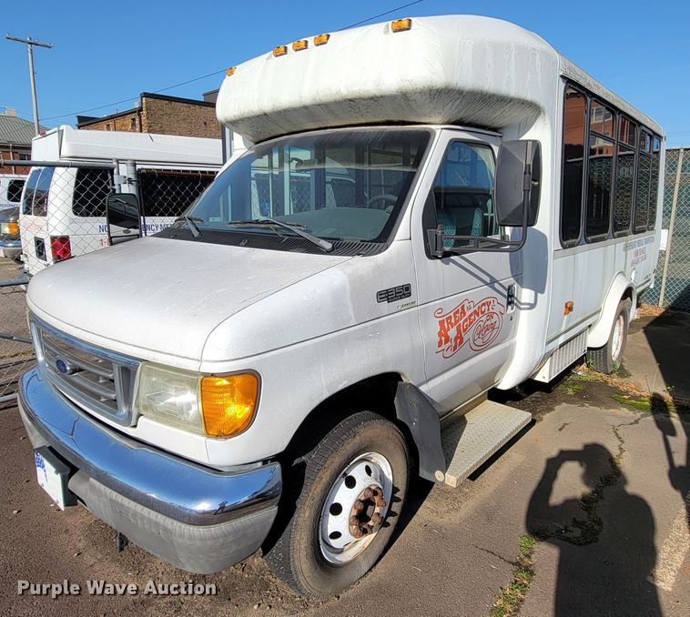 image for item FL9159 2005 Ford E350 Super Duty  shuttle bus