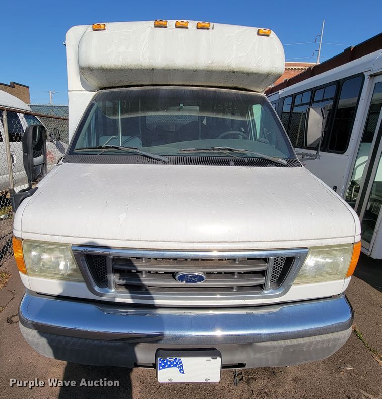 image for item FL9159 2005 Ford E350 Super Duty  shuttle bus