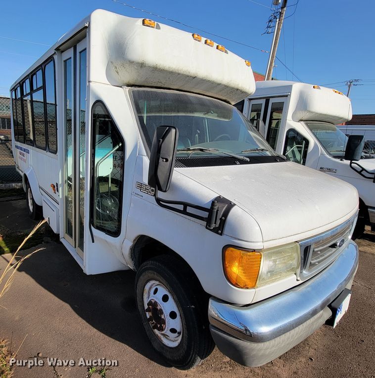image for item FL9159 2005 Ford E350 Super Duty  shuttle bus