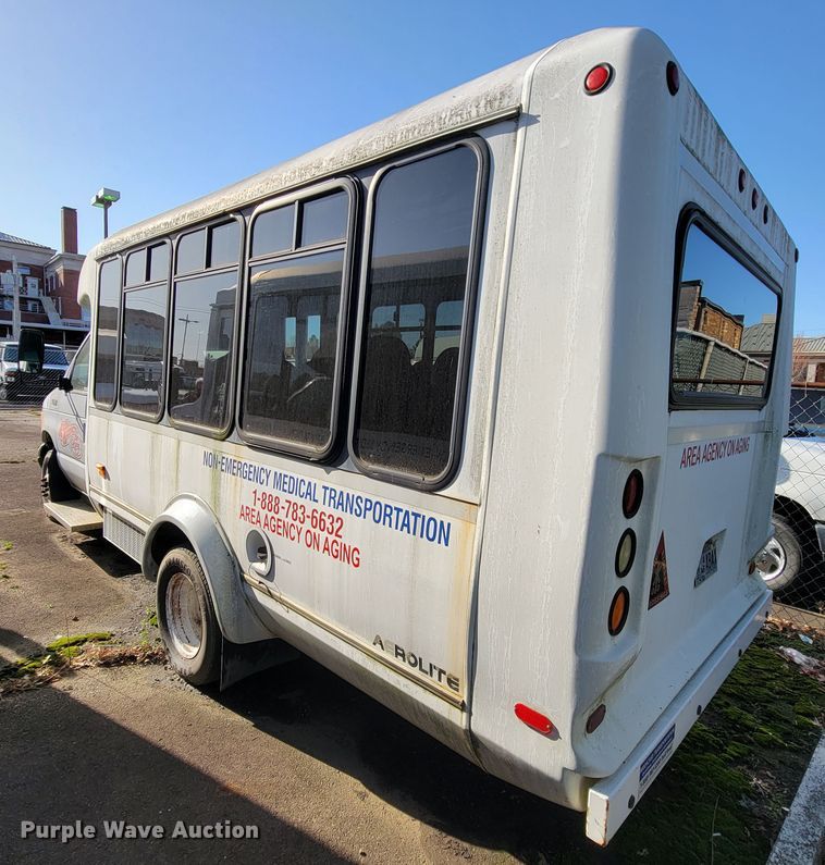 image for item FL9159 2005 Ford E350 Super Duty  shuttle bus