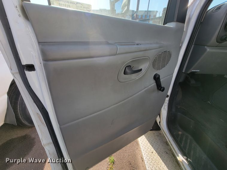 image for item FL9159 2005 Ford E350 Super Duty  shuttle bus