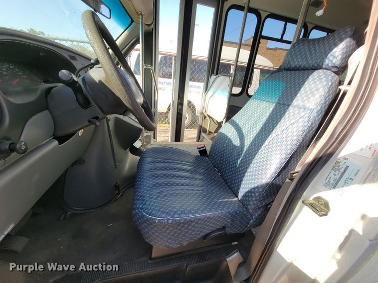 image for item FL9159 2005 Ford E350 Super Duty  shuttle bus