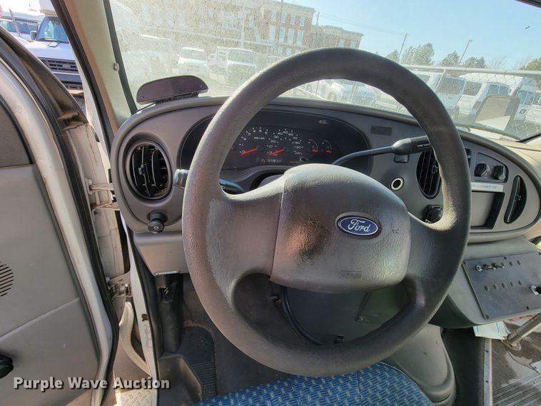 image for item FL9159 2005 Ford E350 Super Duty  shuttle bus