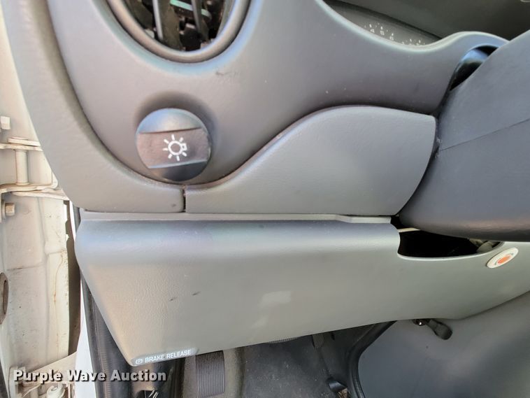 image for item FL9159 2005 Ford E350 Super Duty  shuttle bus