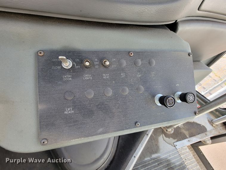 image for item FL9159 2005 Ford E350 Super Duty  shuttle bus