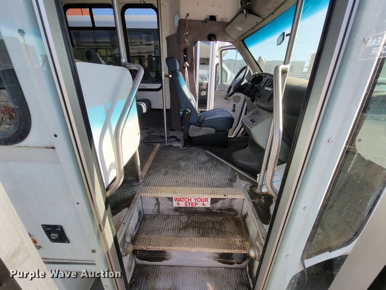 image for item FL9159 2005 Ford E350 Super Duty  shuttle bus