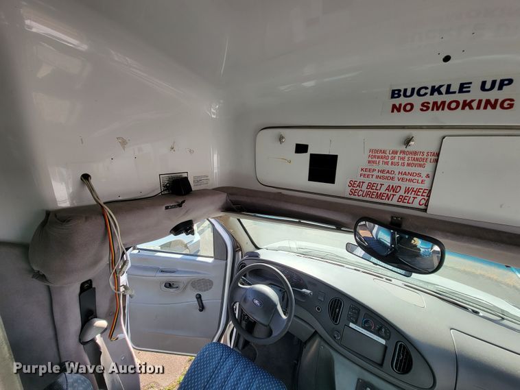 image for item FL9159 2005 Ford E350 Super Duty  shuttle bus
