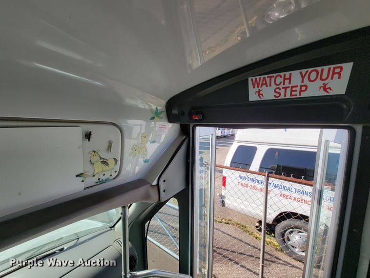 image for item FL9159 2005 Ford E350 Super Duty  shuttle bus