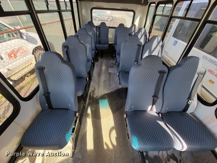 image for item FL9159 2005 Ford E350 Super Duty  shuttle bus